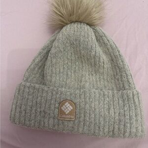 Columbia women’s ' Light Gray Knit Hat with Tan Pom